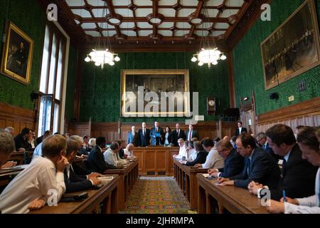 Sir Graham Brady (terzo da sinistra) presidente del Comitato del 1922, annuncia i risultati della votazione che ha dato gli ultimi due candidati alla leadership del Partito conservatore, presso il Parlamento di Londra. Data foto: Mercoledì 20 luglio 2022. Foto Stock