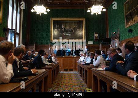 Sir Graham Brady (terzo da sinistra) presidente del Comitato del 1922, annuncia i risultati della votazione che ha dato gli ultimi due candidati alla leadership del Partito conservatore, presso il Parlamento di Londra. Data foto: Mercoledì 20 luglio 2022. Foto Stock