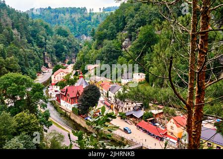 Veduta aerea del villaggio di Hrensko nella Repubblica Ceca al confine con la Germania Foto Stock