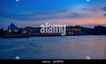 Resorts World Sentosa (RWS) è un resort integrato sull'isola di Sentosa, al largo della costa meridionale di Singapore. Foto Stock