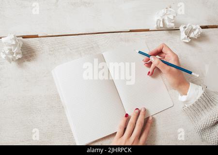 Le mani dell'artista disegnano in spazio libero del copybook vuoto Foto Stock