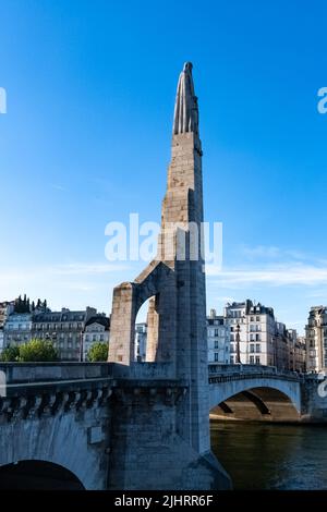 Parigi, ile Saint-Louis, statua di San Genevieve, patrono di Parigi, sul ponte di Tournelle Foto Stock