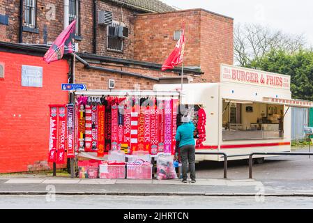 I tifosi di Liverpool si arrestano fuori dall'Anfield Stadium. Anfield, Liverpool, Merseyside, Lancashire, Inghilterra, Regno Unito Foto Stock