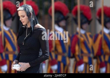 Vaticano Ciy, Vaticano. 20 luglio 2022. La Principessa di Monaco Charlene lascia il cortyar di San Damaso dopo un'udienza privata con Papa Francesco. Credit: Maria Grazia Picciarella/Alamy Live News Foto Stock