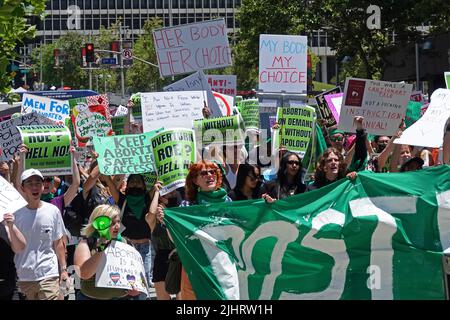 Los Angeles, CA / USA - 14 maggio 2022: I manifestanti che sostengono i diritti riproduttivi delle donne sono mostrati durante i divieti di marcia dei nostri corpi a Los Angeles Foto Stock