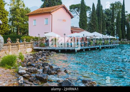 PuntaLido, Bar gelateria. Bar, caffetteria con terrazza sul Lago di Garda. Riva del Garda, provincia di Trento,Trentino, Trentino-Alto Adige, Südtirol, Italia, EUR Foto Stock