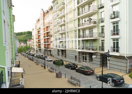 Vie sobborghi della città vecchia con auto parcheggiate sulla strada. Vista sulla strada vuota di eleganti edifici architettonici. Maggio, 2022, Ucraina, Kiev, Foto Stock