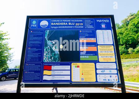 Spiaggia di San Cristoforo al Lago. La Bandiera Blu è una certificazione della Fondazione per l'Educazione ambientale. I criteri DELLA Bandiera Blu DELLA TASSA includono il stan Foto Stock