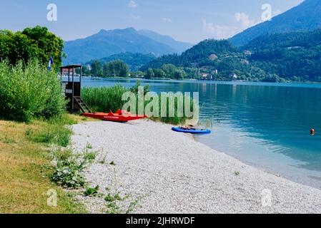 Spiaggia di San Cristoforo al Lago. La Bandiera Blu è una certificazione della Fondazione per l'Educazione ambientale. I criteri DELLA Bandiera Blu DELLA TASSA includono il stan Foto Stock