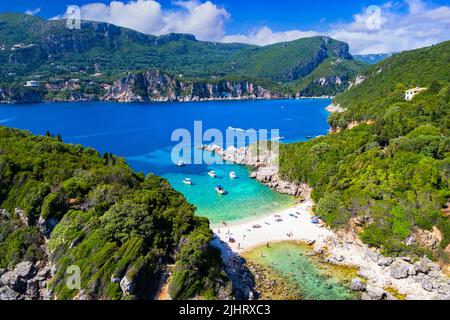 Isola di Corfù, Grecia . Vista aerea del drone della bellissima spiaggia doppia con acque turchesi limpide Limni spiaggia Glyko vicino Paleokastritsa Foto Stock