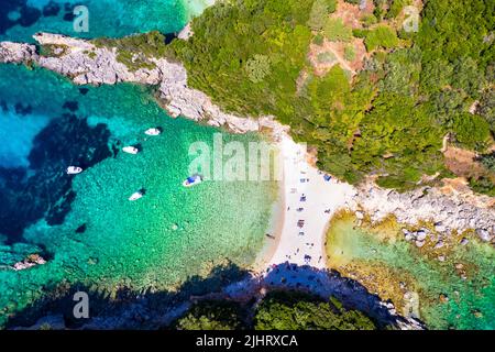 Isola di Corfù, Grecia . Vista aerea del drone della bellissima spiaggia doppia con acque turchesi limpide Limni spiaggia Glyko vicino Paleokastritsa Foto Stock