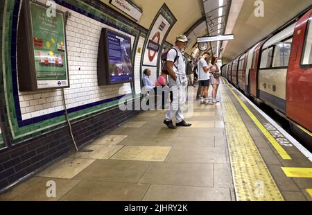 Londra, Inghilterra, Regno Unito. Metropolitana di Londra - piattaforma della Northern Line alla stazione di Kennington Foto Stock