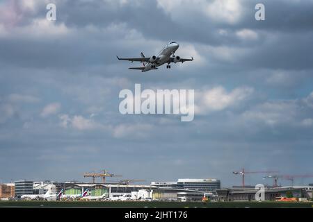 Un aereo che decollo all'Aeroporto di Stoccarda Foto Stock