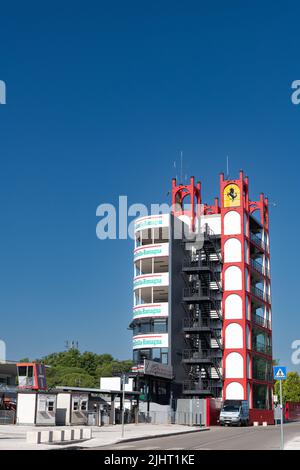 Circuito automobilistico internazionale Imola, torre con logo Ferrari, Italia, giugno 19 2022. DTM Foto Stock