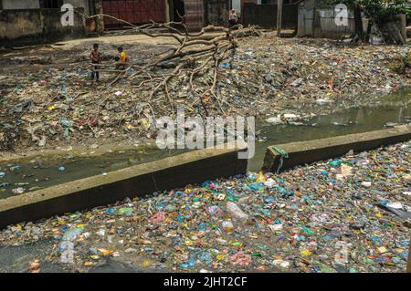 Sylhet, Città del Messico, Bangladesh. 20th luglio 2022. Luglio 20. 2022 Sylhet, Bangladesh: Dopo le gravi alluvioni, molti canali della città di Sylhet e delle zone circostanti, lungo le rive del fiume Surma, sono pieni di plastica e rifiuti e si trovano di fronte a un grave degrado ambientale. Si ritiene che l'inondazione della città durante le forti piogge monsoniche sia la causa del traboccamento di questi fiumi e canali. Il 20 luglio 2022 a Sylhet, Bangladesh. (Credit Image: © MD Rafayat Haque Khan/eyepix via ZUMA Press Wire) Foto Stock