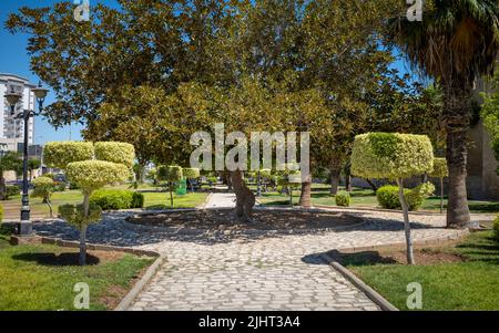 Giardini formali all'esterno dell'entrata principale dell'antica Kasbah di Sousse in Tunisia. La Kasbah ospita il Museo Archeologico di Sousse, che ospita l'imp Foto Stock