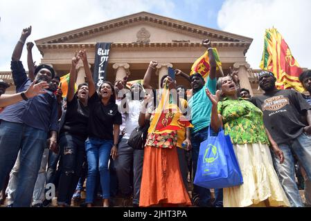 Colombo, Sri Lanka. 20th luglio 2022. il parlamento dello Sri Lanka elegge Ranil Wickremesinghe come nuovo presidente. Ranil Wickremesinghe è stato eletto Presidente Esecutivo dello Sri Lanka nel 8th, dal Parlamento e dai manifestanti antigovernali hanno protestato contro di esso davanti al Segretariato Presidenziale il 20th luglio 2022 a Colombo, Sri Lanka. Il Parlamento ha eletto oggi (luglio 20) il presidente in carica Ranil Wickremesinghe quale presidente esecutivo dello Sri Lanka nel 8th con voti a maggioranza. (Foto di Ruwan Walpola/Pacific Press/Sipa USA) Credit: Sipa USA/Alamy Live News Foto Stock