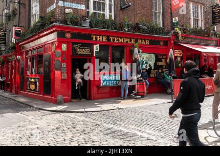 Dublino, Irlanda - 24 marzo 2022: Folle di turisti si riuniscono nel quartiere Temple Bar di Dublino, una colorata zona del centro della città. Foto Stock