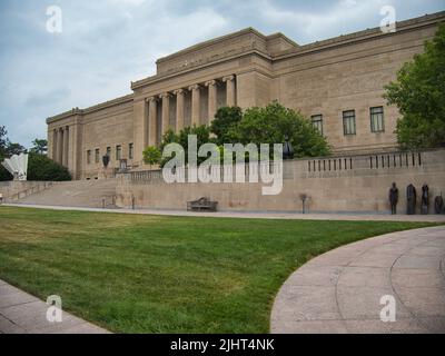 Kansas City, Missouri 16 luglio 2022 - il Nelson-Atkins Museum of Art si affaccia sul giardino della scultura Foto Stock