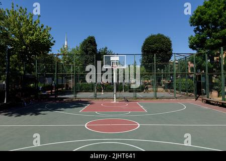 ISTANBUL, TURCHIA - 3 LUGLIO 2022: Campo da basket su asfalto di colore verde e rosso. Ci sono 4 campi per l'uso dei giovani nel Kosuyolu par Foto Stock