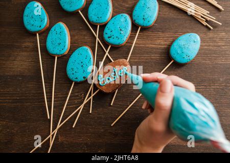 Fare pasqua torta blu schiocchi. Decorazioni culinarie. Foto Stock