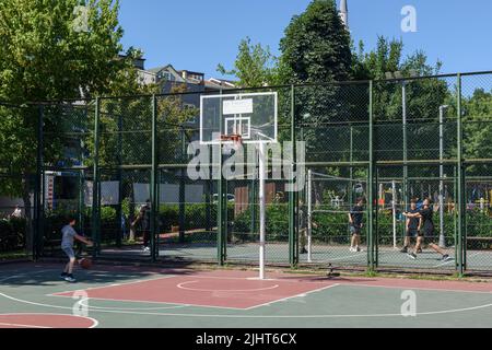 ISTANBUL, TURCHIA - 3 LUGLIO 2022: Campo da basket su asfalto di colore verde e rosso. Ci sono 4 campi per l'uso dei giovani nel Kosuyolu par Foto Stock