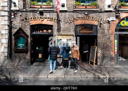 Dublino, Irlanda - 24 marzo 2022: Folle di turisti si riuniscono nel quartiere Temple Bar di Dublino, una colorata zona del centro della città. Foto Stock