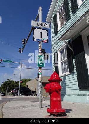 Key West, Florida, Stati Uniti d'America - 12 24 2012: Idrante di fuoco rosso all'incrocio di ta dell'autostrada numero 1 al miglio 0 Foto Stock