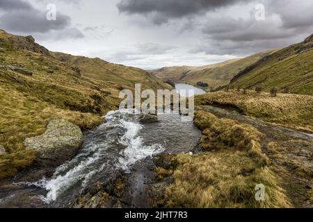 Piccole cascate di Water Beck sopra Haweswater Reservoir nel Lake District National Park, Cumbria, Inghilterra. Foto Stock