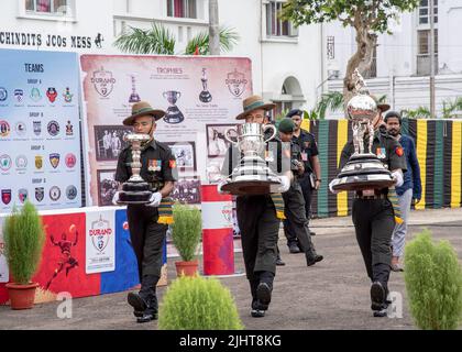 Inaugurazione e cerimonia di Flag-off dell'edizione 131st del torneo di calcio Durand Cup a Fort William a Kolkata, India, il 19 luglio 2022. Il sig. Aroop Biswas (Ministro per gli Affari sportivi e della Gioventù, potere nel governo del Bengala Occidentale), il tenente generale Rana Pratap Kalita UYSM, AVSM, VSM, ufficiale generale che comanda-in-capo del comando orientale dell'esercito indiano e il generale del Lt. K.K. Repswal, SM, VSM, Capo di Stato maggiore, comando Eastern e Presidente del Comitato Organizzatore di Durand. (Foto di Amlan Biswas/Pacific Press/Sipa USA) Foto Stock