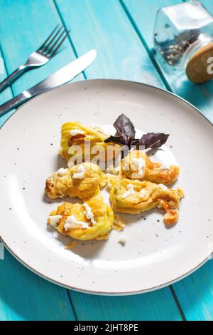 Zucchine fritte farcite con crema di formaggio, ricotta, gustoso piatto italiano estivo Foto Stock