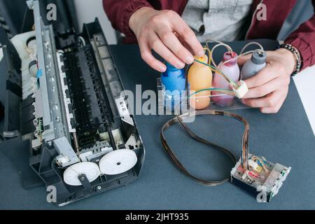 Riparazione CISS nella vista dall'alto della stampante per ufficio Foto Stock