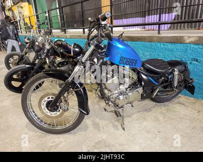 Avellaneda, Argentina - Mar 20, 2022: Scatto di una vecchia moto da bobber blu su misura. Mostra di auto classiche. CopySpace. Foto Stock