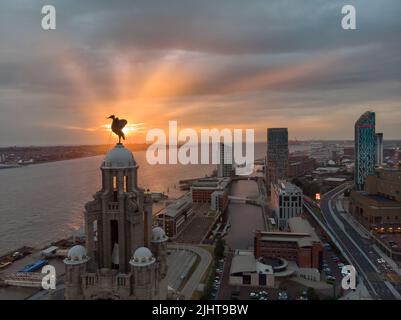Skyline di Liverpool al tramonto sul fiume mersey Foto Stock