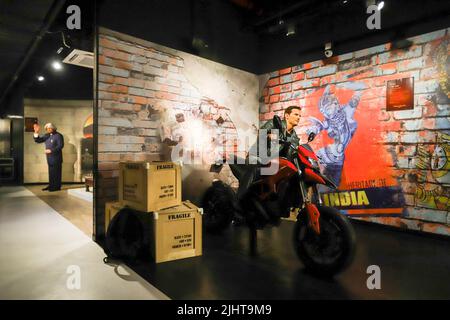 Noida, India. 19th luglio 2022. Il lavoro di cera di Tom Cruise visto durante l'anteprima stampa del Museo delle cere di Madame Tussauds a Noida. Quasi 50 figure sono presentate da vari generi, tra cui storia, sport, musica, film, e la televisione. Ogni figura di cera è realizzata da oltre 20 artisti internazionali che lavorano simultaneamente per 3-6 mesi per creare la magia. (Foto di Amarjeet Kumar Singh/SOPA Images/Sipa USA) Credit: Sipa USA/Alamy Live News Foto Stock