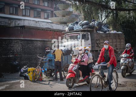 L'uomo che raccoglie rifiuti per il riciclaggio a Kathmandu, Nepal Foto Stock