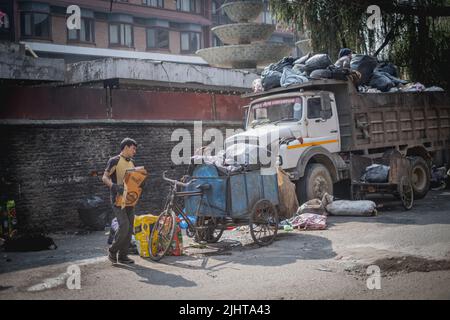 L'uomo che raccoglie rifiuti per il riciclaggio a Kathmandu, Nepal Foto Stock