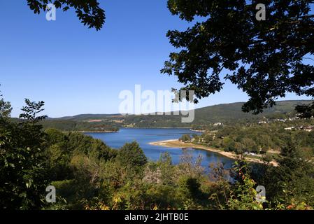 Lago Laouzas. Vista aerea. Nages, Occitanie, Francia Foto Stock