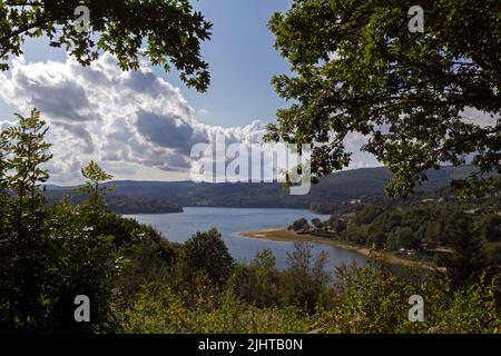 Lago Laouzas. Vista aerea. Nages, Occitanie, Francia Foto Stock