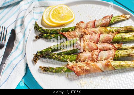 Asparagi verdi alla griglia avvolti con pancetta. Dieta chetogenica. Cibo sano, menù dieta. Foto Stock