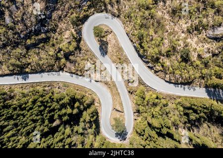 Veduta aerea della strada di montagna fv 44 ovest di Flekkefjord, costa meridionale norvegese, Norvegia Foto Stock