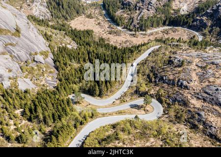 Veduta aerea della strada di montagna fv 44 ovest di Flekkefjord, camper van, costa meridionale norvegese, Norvegia Foto Stock