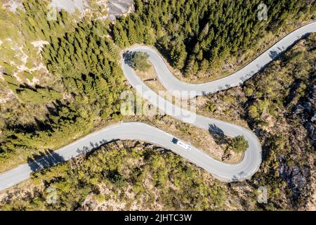 Veduta aerea della strada di montagna fv 44 ovest di Flekkefjord, camper van, costa meridionale norvegese, Norvegia Foto Stock