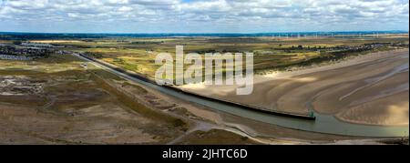 Vista panoramica dall'alto sull'estuario del fiume Rother, a Rye Harbour, East Sussex. Foto Stock