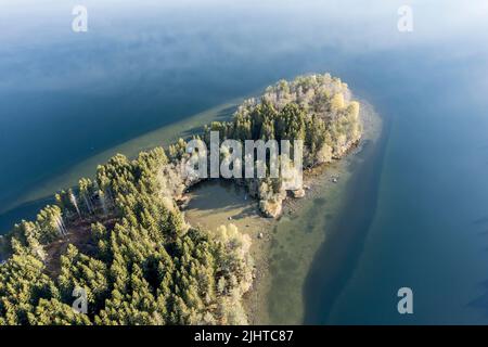 Isola con porto naturale, lago Hafslovatnet ad est della città di Sogndal, riflessi nel lago, Norvegia Foto Stock