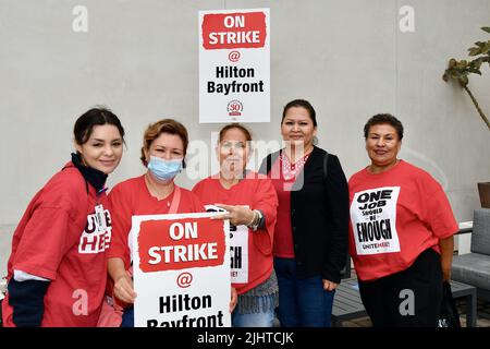 San Diego CA US 20 luglio 2022: Hilton Bayfront Union 30 lavoratori in sciopero picketing per salari migliori all'ingresso dell'hotel. Foto Stock