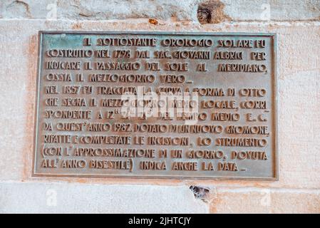 La meridiana sottostante fu costruita nel 1798 da Giovanni Albrici per indicare il passaggio del sole al meridiano, vale a dire mezzogiorno. Piano terra del Th Foto Stock