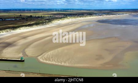 Veduta aerea dell'estuario del fiume Rother, guardando a est verso Camber Sands, Romney Marsh e Little Cheyne Court Wind Farm. Foto Stock