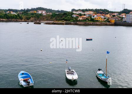 Barche ormeggiate vicino al porto. Luanco, Gozón, Principato delle Asturie, Spagna, Europa Foto Stock