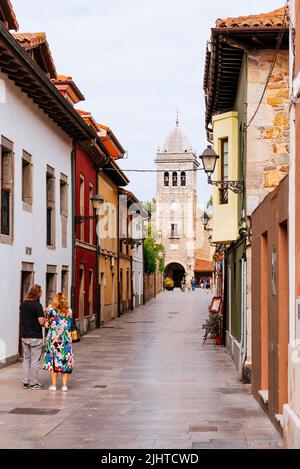 Via Luanco, sullo sfondo la Chiesa di Santa María. Luanco, Gozón, Principato delle Asturie, Spagna, Europa Foto Stock